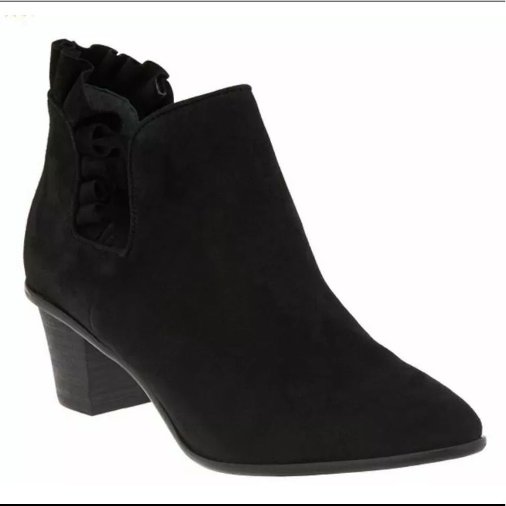 🦋 Lori Goldstein Cydney Suede Black Ankle Booties, size 6.5.